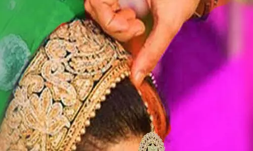 पति के सामने महिला ने प्रेमी के नाम की लगाई सिंदूर, अरेंज मैरिज से थी नाखुश पति के सामने महिला ने प्रेमी के नाम की लगाई सिंदूर, अरेंज मैरिज से थी नाखुश