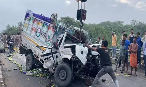 Agra में शाहदरा चुंगी फ्लाईओवर पर सड़क दुर्घटना में 4 लोगों की मौत, 1 घायल