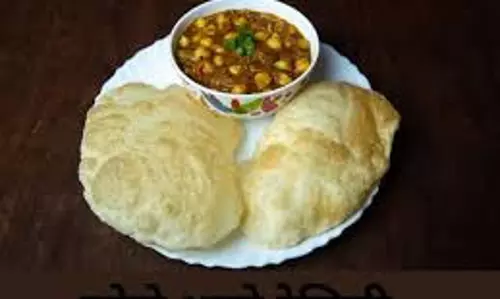 Chole Bhature Recipe: घर पर बनाएं पंजाबी स्टाइल छोले भटूरे Chole Bhature Recipe: घर पर बनाएं पंजाबी स्टाइल छोले भटूरे