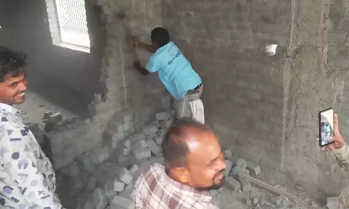 निगम ने गुढ़ियारी में बिना अनुमति किए निर्माण को तोड़ा