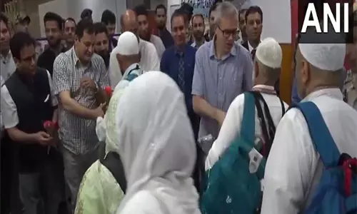 CM अब्दुल्ला ने श्रीनगर हवाई अड्डे पर हज यात्रियों के पहले जत्थे का स्वागत किया