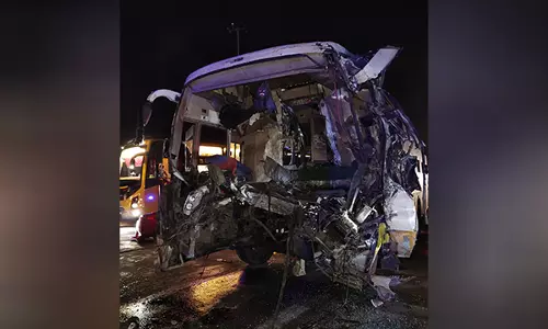 UP: खड़ी ट्रक से बस की टक्कर में 2 लोगों की मौत, 15 घायल UP: खड़ी ट्रक से बस की टक्कर में 2 लोगों की मौत, 15 घायल