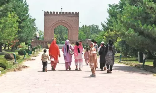 पहलगाम त्रासदी के बाद कश्मीर पर्यटन में सुधार, स्थानीयों में उम्मीद