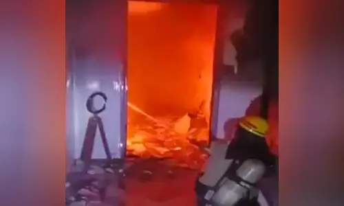 AC में विस्फोट के कारण लगी आग, किसी के हताहत होने की खबर नहीं AC में विस्फोट के कारण लगी आग, किसी के हताहत होने की खबर नहीं