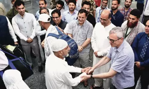 मुख्यमंत्री उमर ने हज यात्रियों के पहले जत्थे का स्वागत किया
