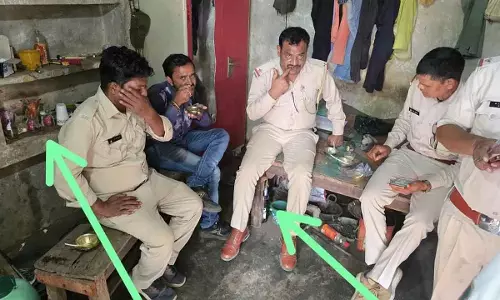 वन कर्मचारियों की शराब पार्टी का वीडियो वायरल, DFO ने कार्रवाई के दिए निर्देश वन कर्मचारियों की शराब पार्टी का वीडियो वायरल, DFO ने कार्रवाई के दिए निर्देश