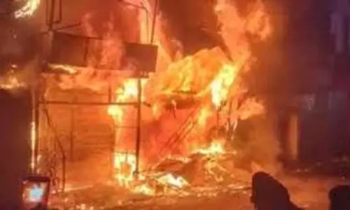 Ballia: भीषण आग से मचा हाहाकार, लाखों का नुकसान Ballia: भीषण आग से मचा हाहाकार, लाखों का नुकसान
