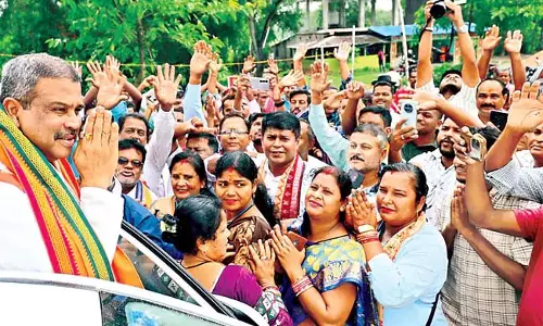 डबल इंजन शासन में केंद्र और राज्य सरकार जनता के साथ खड़ी है : Union Minister डबल इंजन शासन में केंद्र और राज्य सरकार जनता के साथ खड़ी है : Union Minister