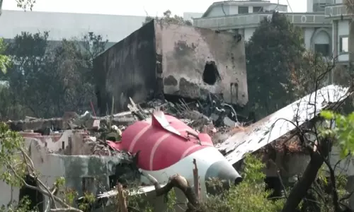 Air India plane crash: 190 पीड़ितों के डीएनए मिलान की पुष्टि हुई, 157 शव परिवारों को सौंपे गए Air India plane crash: 190 पीड़ितों के डीएनए मिलान की पुष्टि हुई, 157 शव परिवारों को सौंपे गए