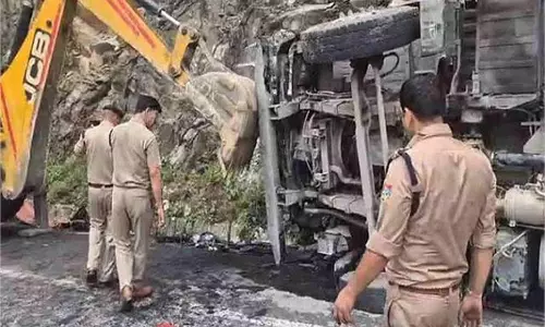 Uttarakhand: राष्ट्रीय राजमार्ग पर वाहन पलट , मची अफरा-तफरी Uttarakhand: राष्ट्रीय राजमार्ग पर वाहन पलट , मची अफरा-तफरी