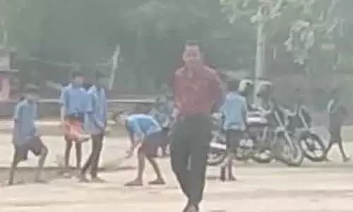 स्कूल मकड़ी जाल और धूल से पटा, बच्चे साफ करते दिखे स्कूल मकड़ी जाल और धूल से पटा, बच्चे साफ करते दिखे