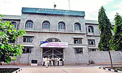 CCB ने परप्पना अग्रहारा सेंट्रल जेल पर छापा मारा: चाकू, कैंची समेत कई प्रतिबंधित सामान जब्त CCB ने परप्पना अग्रहारा सेंट्रल जेल पर छापा मारा: चाकू, कैंची समेत कई प्रतिबंधित सामान जब्त