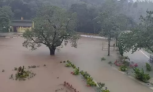 भागमंडला में त्रिवेणी संगम जलमग्न; हरंगी बांध से कावेरी नदी में 18,000 क्यूसेक पानी छोड़ा गया भागमंडला में त्रिवेणी संगम जलमग्न; हरंगी बांध से कावेरी नदी में 18,000 क्यूसेक पानी छोड़ा गया