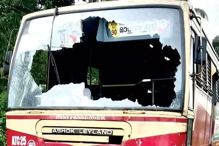 KSRTC  बस से यात्री ने छलांग लगाई, जिससे बस का आगे का शीशा टूट गया