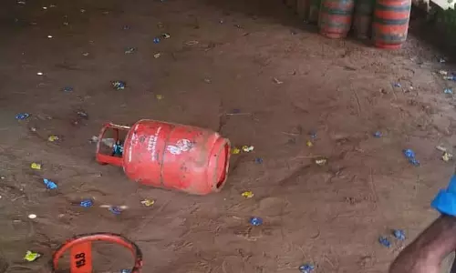 अवैध गैस रिफिलिंग: दो के खिलाफ मामला दर्ज