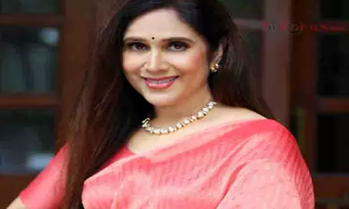 मीनाक्षी शेषाद्रि ने मानसून का जश्न मनाने के लिए Swati के गाने पर डांस किया