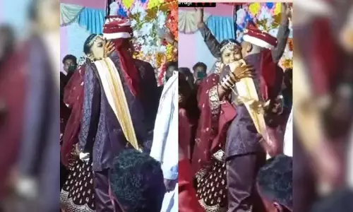 VIDEO: सरेआम स्टेज पर दुल्हन ने दूल्हे को किया KISS, फिर...