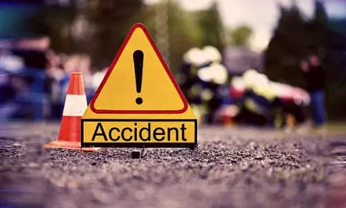 Agra: तेज रफ्तार बस की टोल पर खड़े ट्रक से टक्कर, दो की मौत, दर्जनों घायल