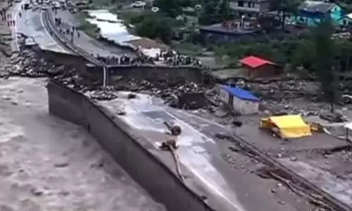 केंद्र ने हिमाचल प्रदेश को बाढ़ और भूस्खलन से उबरने में मदद के लिए 2,006 करोड़ रुपए के कोष को दी मंजूरी केंद्र ने हिमाचल प्रदेश को बाढ़ और भूस्खलन से उबरने में मदद के लिए 2,006 करोड़ रुपए के कोष को दी मंजूरी