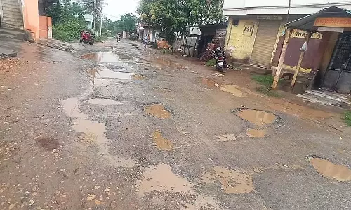 Karnataka : गड्ढों से क्षतिग्रस्त सड़क