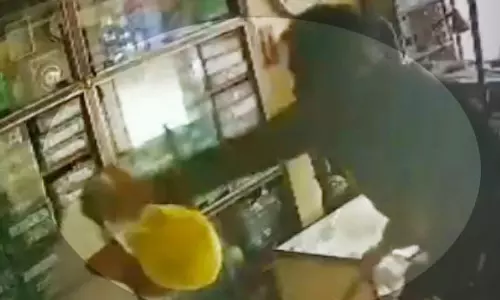 शिक्षक ने अपने पिता की हत्या करने की कोशिश की, चाकू मारा
