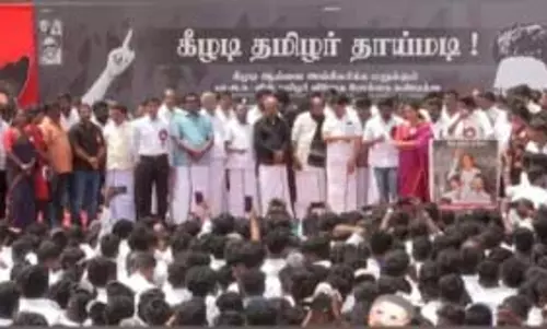 DMK युवा विंग ने कीझाडी रिपोर्ट पर केंद्र के रुख का विरोध किया DMK युवा विंग ने कीझाडी रिपोर्ट पर केंद्र के रुख का विरोध किया