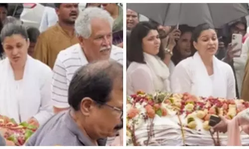 पिता की अंतिम यात्रा में टूट गईं Mannara Chopr, फूट-फूटकर रोती नजर आईं