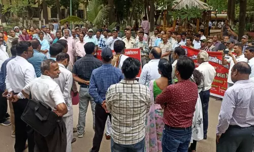 मांगों को लेकर कर्मचारी संघ ने किया प्रदर्शन मांगों को लेकर कर्मचारी संघ ने किया प्रदर्शन