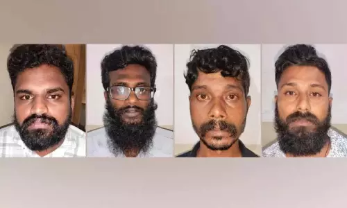 पुलिस बनकर ट्रेन यात्रियों से 25 लाख लूटने के आरोप में चार गिरफ्तार पुलिस बनकर ट्रेन यात्रियों से 25 लाख लूटने के आरोप में चार गिरफ्तार