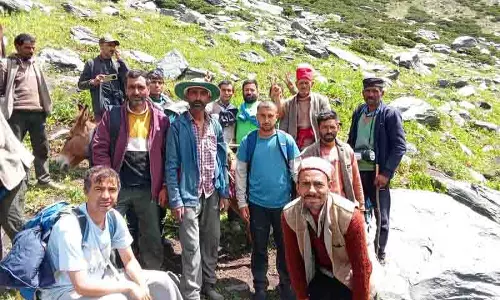 Bharmour: बचावकर्मियों ने ग्लेशियर से 3,000 भेड़ों और चरवाहों को बचाया