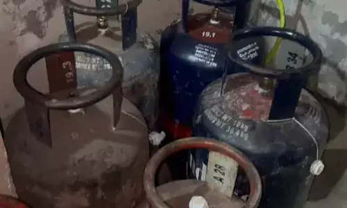 पुलिस ने अवैध गैस रिफिलिंग पर लिया एक्शन, 35 सिलेंडर जब्त