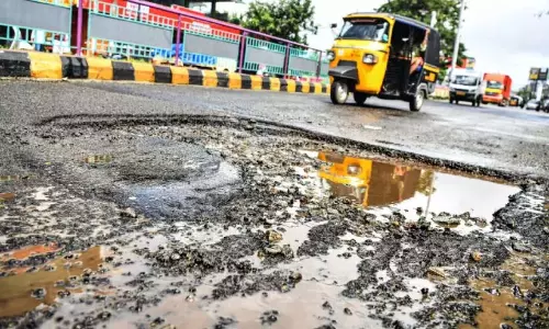 Kerala : बरसात का मौसम, सड़क पर गड्ढे Kerala : बरसात का मौसम, सड़क पर गड्ढे