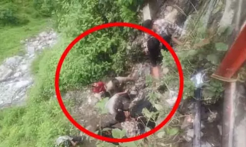 पैदल मार्ग पर पहाड़ी से बोल्डर गिरे, दो की मौत, VIDEO पैदल मार्ग पर पहाड़ी से बोल्डर गिरे, दो की मौत, VIDEO