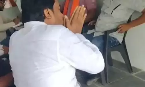 शिक्षक को सता रहा सस्पेंड होने का डर, बीजेपी कार्यकर्ताओं से मांगी माफी जानिए क्यों?