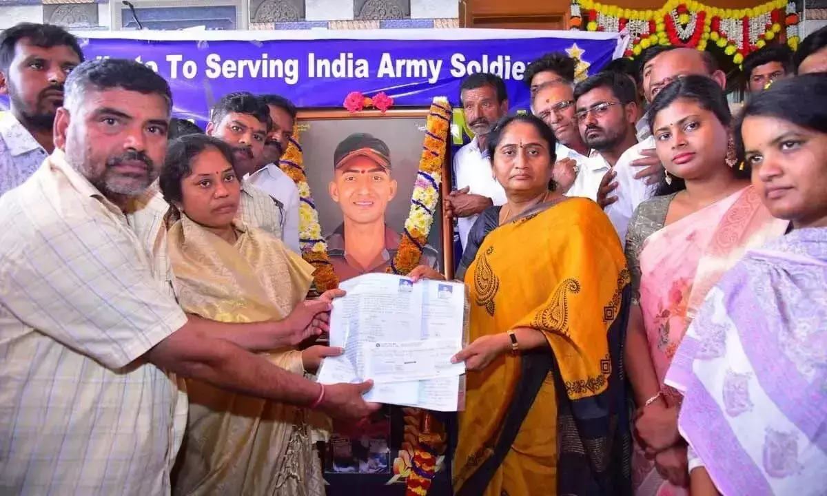 Andhra: राज्य सरकार ने शहीद मुरली नायक के परिवार को 50 लाख रुपये की सहायता दी Andhra: राज्य सरकार ने शहीद मुरली नायक के परिवार को 50 लाख रुपये की सहायता दी
