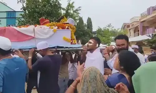 भाई के अंतिम संस्कार में शामिल हुए विमान दुर्घटना में जीवित बचे विश्वास
