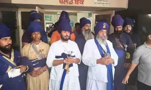 Gurdwara में निहंग समूहों के बीच झड़प में 4 लोग घायल Gurdwara में निहंग समूहों के बीच झड़प में 4 लोग घायल