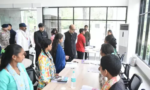 राज्यपाल रमेन डेका ने बीजापुर के सेन्ट्रल लाईब्रेरी का किया अवलोकन राज्यपाल रमेन डेका ने बीजापुर के सेन्ट्रल लाईब्रेरी का किया अवलोकन