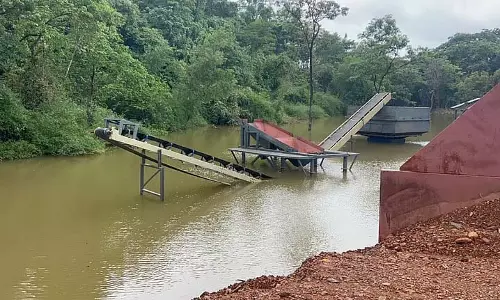 गुड्डेमोल में Kolhu बारिश से डूबा, स्थानीय लोगों ने उल्लंघन का आरोप लगाया गुड्डेमोल में Kolhu बारिश से डूबा, स्थानीय लोगों ने उल्लंघन का आरोप लगाया
