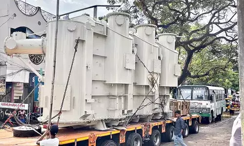Andhra : बाहुबली ट्रांसफार्मर पोलावरम पहुंचे Andhra : बाहुबली ट्रांसफार्मर पोलावरम पहुंचे
