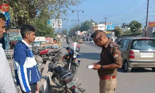 Dehradun में ट्रैफिक नियम उल्लंघन पर चला डंडा, 35 हजार का जुर्माना वसूला गया