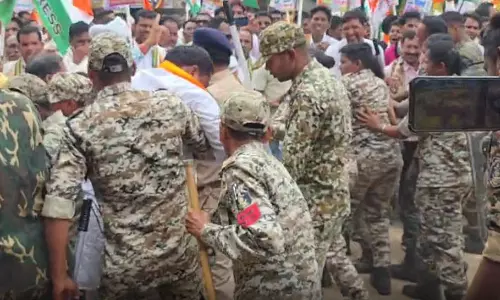 कांग्रेसियों की झूमाझटकी से पुलिसकर्मी घायल, बेहोश होकर जमीन में गिरा कांग्रेसियों की झूमाझटकी से पुलिसकर्मी घायल, बेहोश होकर जमीन में गिरा