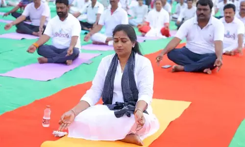विशाखापत्तनम में अंतर्राष्ट्रीय योग दिवस उत्तर आंध्र के लोगों को शुभकामनाएं: Minister Anitha