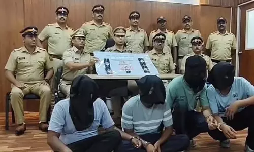 पुलिस ने कुर्ला में 3.07 लाख की ATM चोरी में शामिल अंतरराज्यीय गिरोह को पकड़ा; 4 आरोपी गिरफ्तार पुलिस ने कुर्ला में 3.07 लाख की ATM चोरी में शामिल अंतरराज्यीय गिरोह को पकड़ा; 4 आरोपी गिरफ्तार
