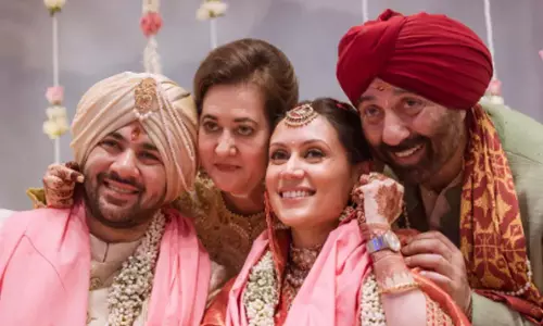 Karan Deol : शादी की सालगिरह पर दृशा के लिए लिखा प्यार भरा नोट Karan Deol : शादी की सालगिरह पर दृशा के लिए लिखा प्यार भरा नोट