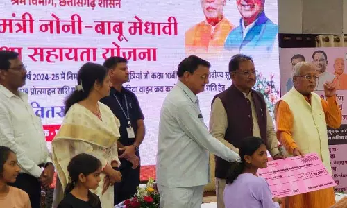 मजदूर की बेटी पायल को मिली एक लाख रुपए की सहायता