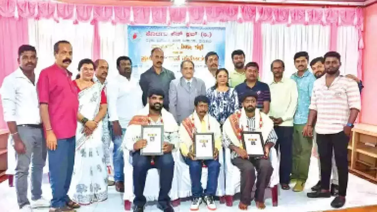 Karnataka: इस्माइल कंडाकेरे ने कूवरकोली पुष्पलता चन्द्रशेखर मीडिया पुरस्कार जीता