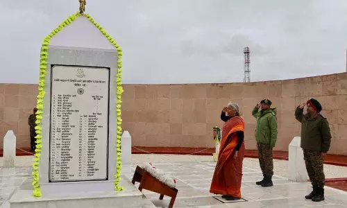 Jammu: सीतारमण ने रेजांग ला युद्ध स्मारक पर श्रद्धांजलि अर्पित की