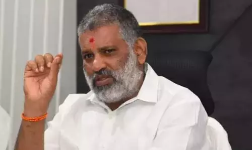 शराब घोटाला: चेवीरेड्डी को Bengaluru एयरपोर्ट पर हिरासत में लिया गया शराब घोटाला: चेवीरेड्डी को Bengaluru एयरपोर्ट पर हिरासत में लिया गया