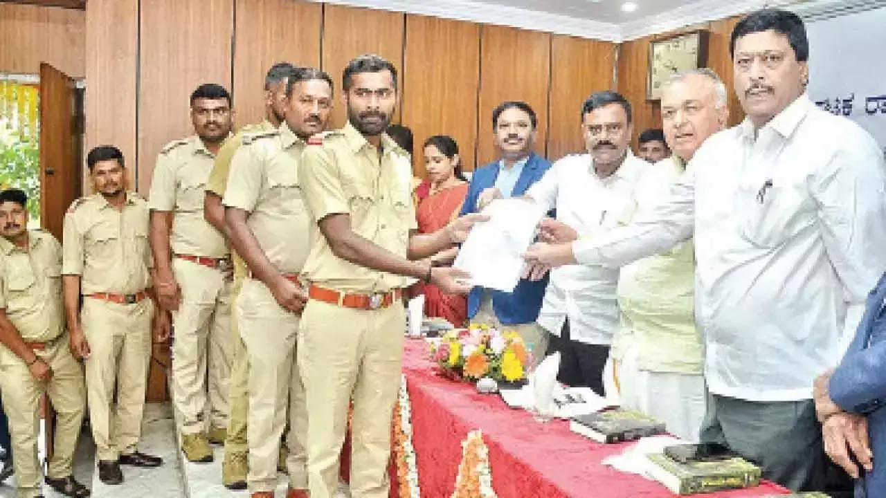 KSRTC ने 8 साल बाद भर्ती शुरू की, 2,000 ड्राइवर-सह-कंडक्टर नियुक्त किए KSRTC ने 8 साल बाद भर्ती शुरू की, 2,000 ड्राइवर-सह-कंडक्टर नियुक्त किए